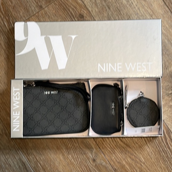 NINE WEST MISTLETOE WRISTLET COIN PURSE GIFT SET **NWT** - Picture 5 of 9